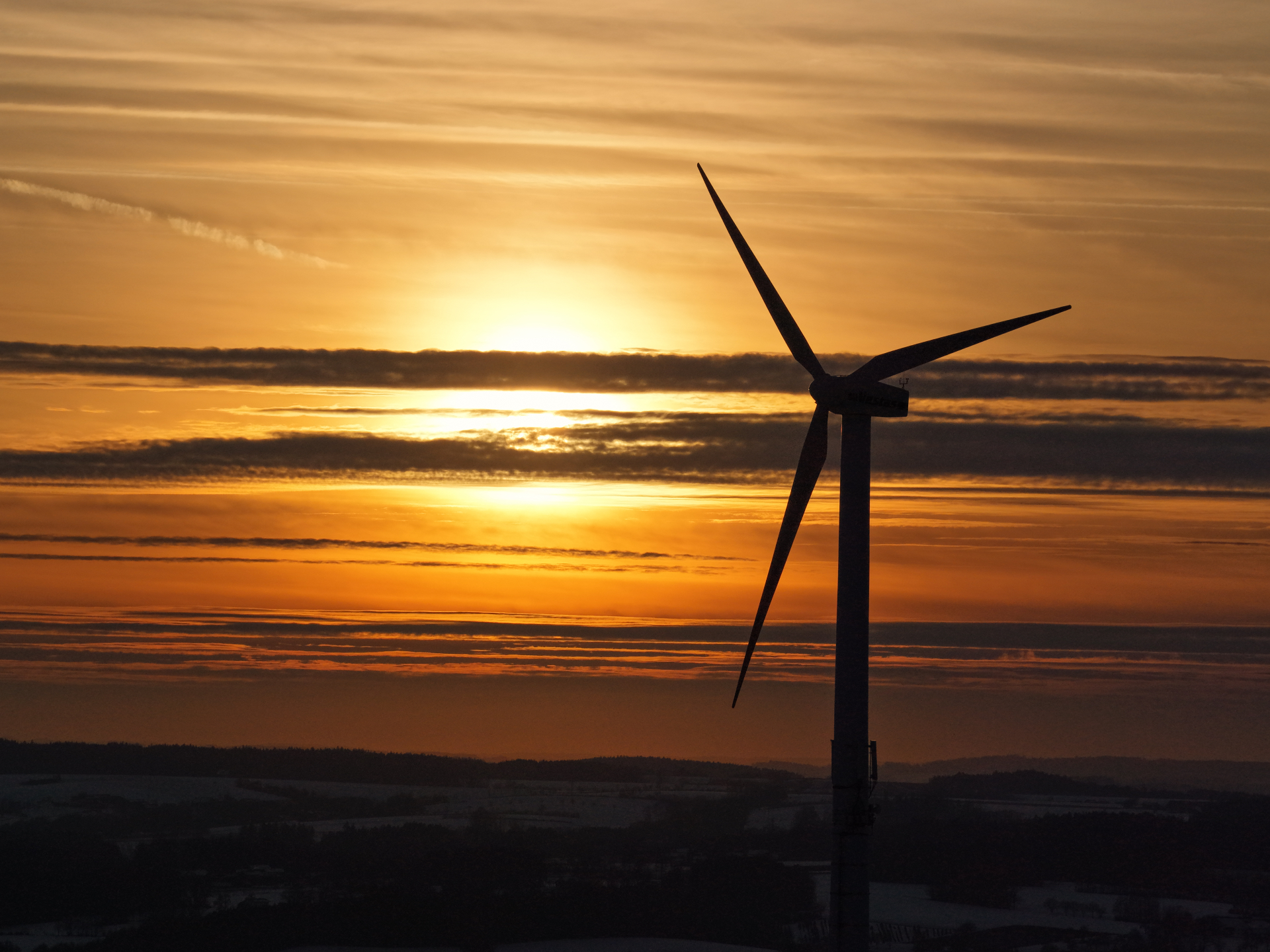 Windkraftanlage im goldenen Sonnenuntergang