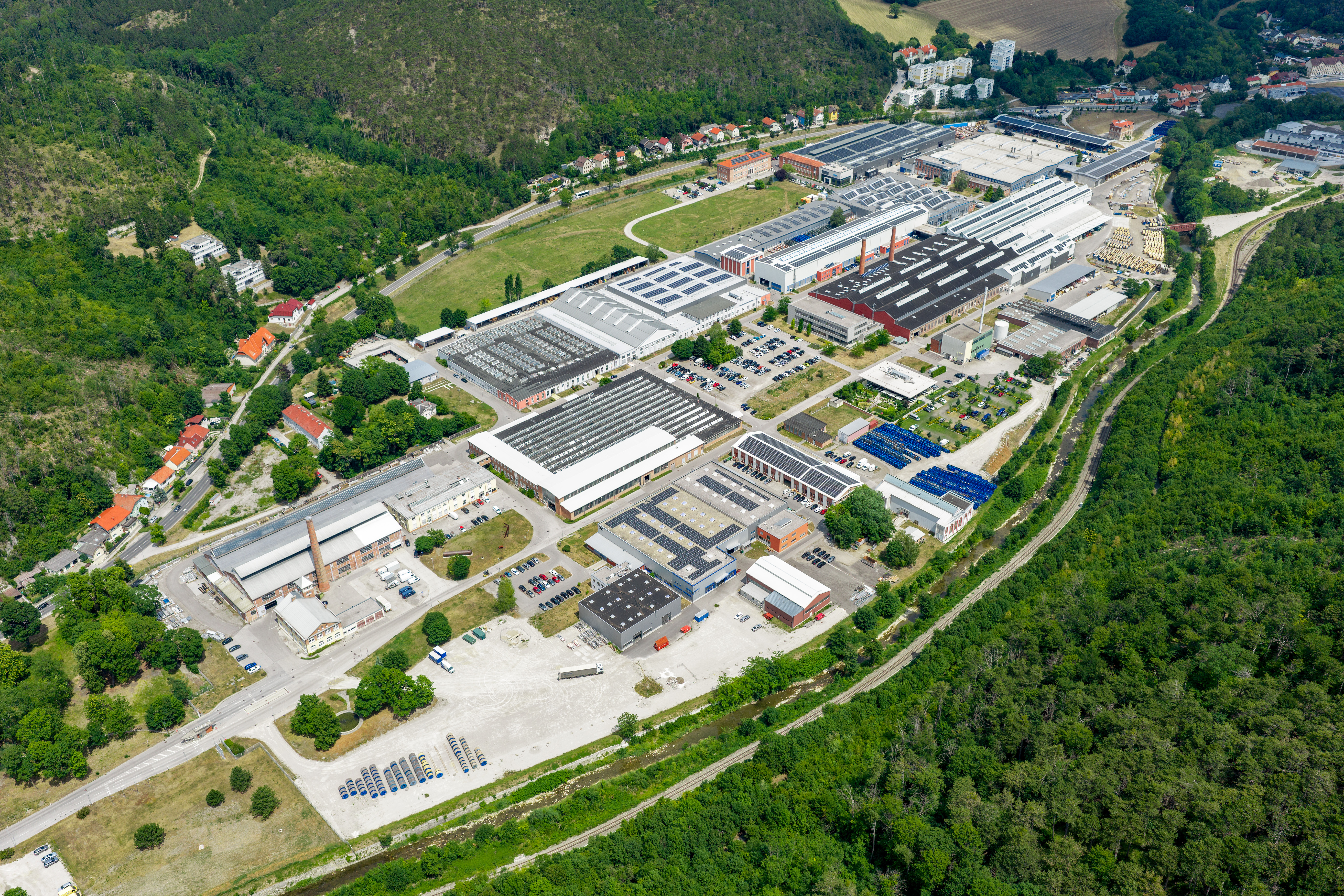 Luftaufnahme des Betriebsgebiets Berndorf mit Produktionshallen und Photovoltaikdächern